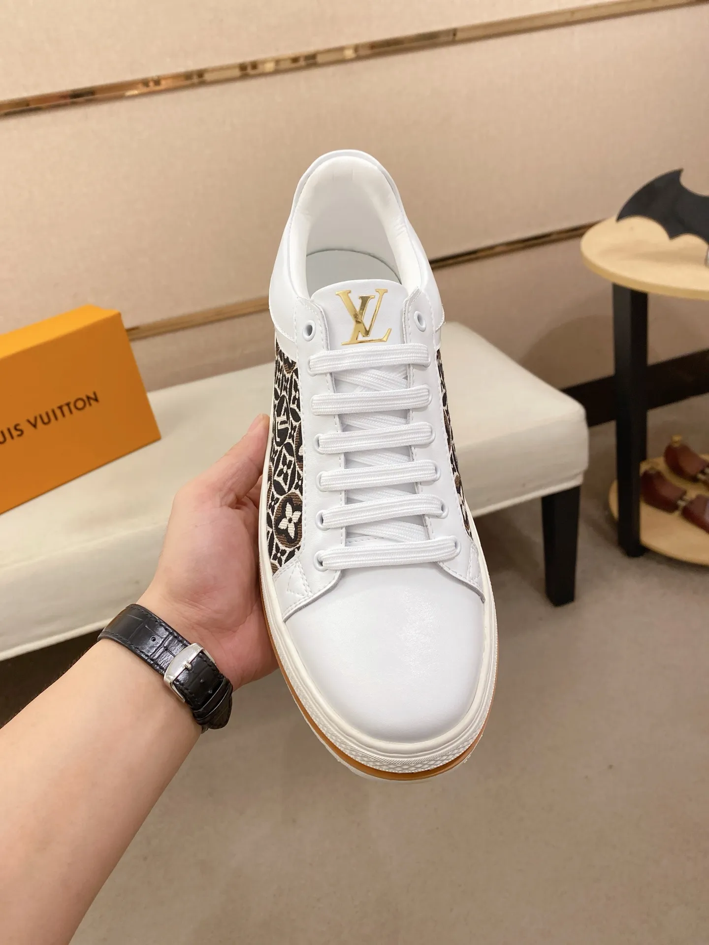 Men's clothing and shoes 400💰Louis Vuitton (Louis Vuitton/LV) top 🔍🔍 new models are on sale at the same time, the upper 🇮🇹 imported first-layer cowhide from Italy, fully imported sheepskin lining 💪💪, completely 1⃣️ to 1 ⃣️Re-engraved🇮🇹💪💪, ⚠Sole: The original sole is specially provided by the original factory, the exclusive movable molded sole is super comfortable, ⚠The original factory follows the order, 🔍🔍high quality, you can enter and exit the counter at will, welcome to compare⚠. Code number:38-44